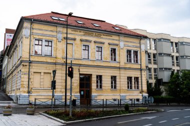 CLUJ, ROMANIA - 28 Temmuz 2021: Koreografi ve Drama Octavian Stroia Okulu ve sağ tarafta Ulusal Kolej George Cosbuc.