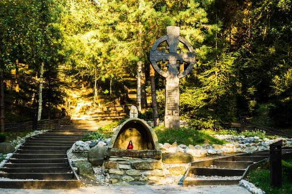 SINCA VECHE, ROMANIA - 12 EKİM 2019: tapınağa ve inzivaya giden yol. Sinca Veche, Fagaras, Romanya.