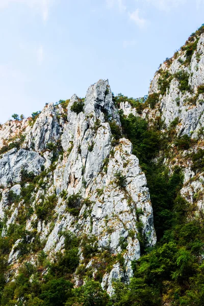 Dağlar ve gökyüzü manzarası, Cazanele Dunarii, Romanya.
