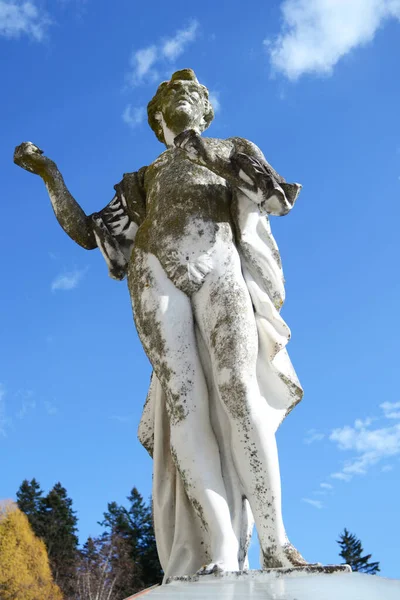 Estatua Blanca Gris Con Cielo Azul Fondo — Foto de Stock