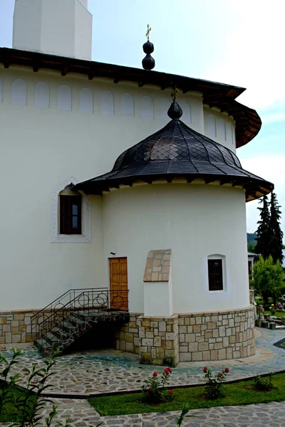 ヴァラテック修道院はルーマニア最大の正教の修道女修道院で 山のふもとの牧草地に位置し 400人以上の修道女が住んでいます — ストック写真