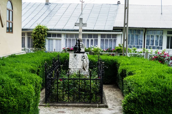 罗马尼亚 2019年6月22日 作家维罗妮卡 米歇尔的坟墓 她是民族诗人米哈伊 埃米内斯库的最爱 — 图库照片