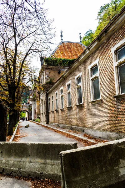 観光地の損傷した建築 バイレ ヘルクラネ秋の日 ルーマニア — ストック写真