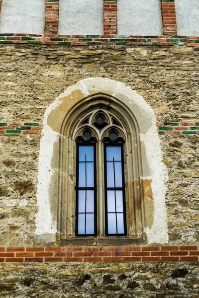 Stare Okno Okno Stylu Gotyckim Ściana Murowana — Zdjęcie stockowe