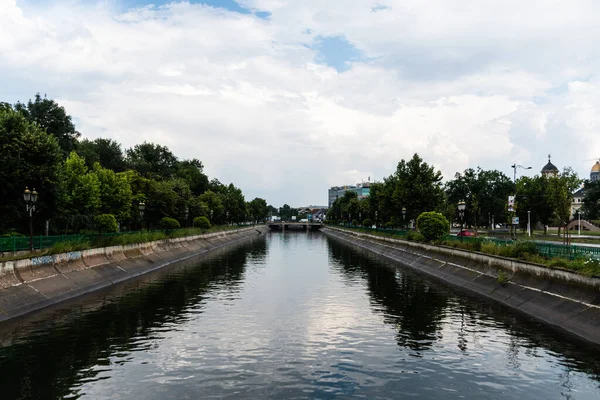 Bucharest Roemenië Juli 2021 Dambovita Rivier Aan Linkerkant Het Opera — Stockfoto