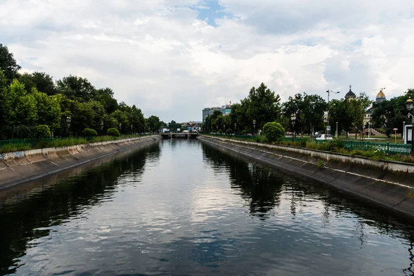 Bucharest Roemenië Juli 2021 Dambovita Rivier Aan Linkerkant Het Opera — Stockfoto