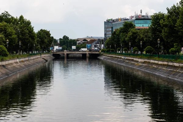 Бушарест Романія Липня 2021 Річка Дамбовіта Ліворуч Оперний Парк Справа — стокове фото
