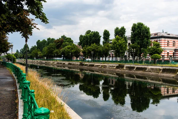 Bukarest Rumänien Juli 2021 Landskap Med Dambovita Floden Och Byggandet — Stockfoto