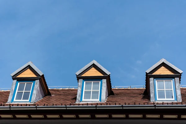 Old Red Roof Dormer Windows Blue Sky — Stock Photo, Image