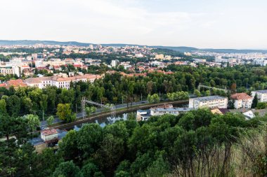CLUJ, ROMANIA - 28 Temmuz 2021: Splaiul Independentei sokağı ve Some sul Mic nehri, Babes Bolyai Üniversitesi ve diğer binalarla kentin havadan görünüşü.