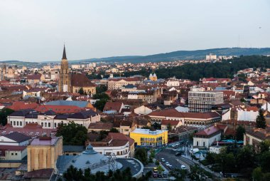 CLUJ, ROMANIA - 28 Temmuz 2021: Caddelerin kesiştiği şehir üzerindeki hava manzarası: George Baritiu, Emil Isac, Kardinal Iuliu Hossu, Arany Janos ve Splaiul Independentei.