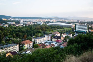 CLUJ, ROMANIA - 28 Temmuz 2021: Cluj Arena stadyumu, Central Park ve Grand Hotel Napoca ile şehir üzerinde hava manzarası.