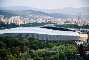 CLUJ, ROMANIA - 28 Temmuz 2021: Cluj Arena stadyumu ve Central Park ile şehir üzerinde hava manzarası.