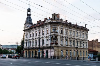 CLUJ, ROMANIA - 28 Temmuz 2021: Somes Nehri üzerindeki köprü, Kral Ferdinand Caddesi, Berde Sarayı.