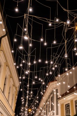 Şehir merkezindeki Cluj 'da akşam vakti süslemeli ışıklar. Cluj Napoca, Romanya.