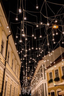 Şehir merkezindeki Cluj 'da akşam vakti süslemeli ışıklar. Cluj Napoca, Romanya.