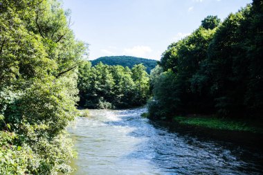 Crisul Repede nehri, Ungurul Mare mağarası yakınlarında. Apuseni dağları, Bihor, Romanya.
