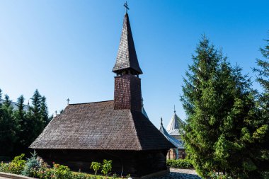 ORADEA, ROMANIA - 30 Temmuz 2021: Kutsal Haç Manastırı Ahşap Kilisesi.