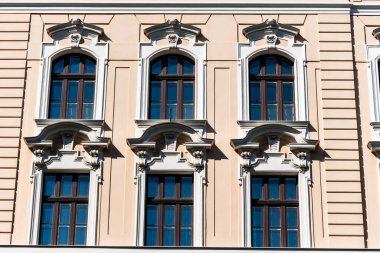 ORADEA, ROMANIA - 30 Temmuz 2021 Tarii Crisurilor Müzesi cephesi.