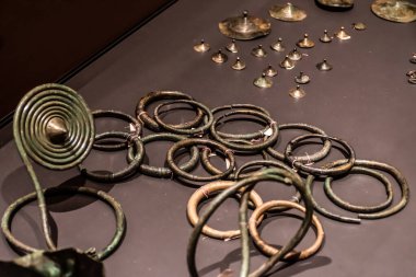 ORADEA, ROMANIA - 30 Temmuz 2021 Tarii Crisurilor Müzesi 'nden eşyalar.