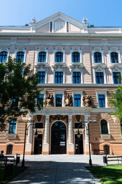 ORADEA, ROMANIA - 30 Temmuz 2021 Tarii Crisurilor Müzesi cephesi.
