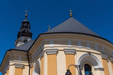 ORADEA, ROMANIA - 30 Temmuz 2021: St. Nicholas Katedrali de Yunan-Katolik Katedrali olarak adlandırılır.