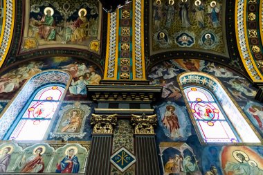 ORADEA, ROMANIA - 30 Temmuz 2021: Hüküm Katedrali olarak da bilinen Ay Kilisesi.