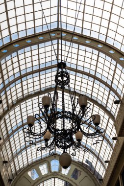 ORADEA, ROMANIA - 30 Temmuz 2021: Kara Kartal (Vulturul Negru) Sarayı ve Geçit.