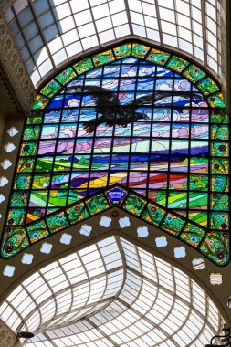 ORADEA, ROMANIA - 30 Temmuz 2021: Kara Kartal (Vulturul Negru) Sarayı ve Geçit.