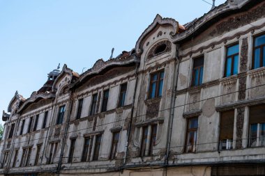 Independentei caddesinde eski bina ve hasarlı. Oradea, Romanya.