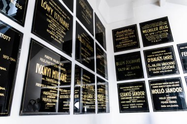 ORADEA, ROMANIA - 30 Temmuz 2021: Sion Neolog Sinagogu içindeki tarihi detaylar.