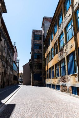Romanya 'daki yıkık dökük bir fabrikanın avlusu.