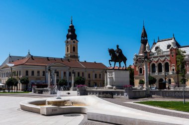 ORADEA, ROMANIA - 30 Temmuz 2021: Yunan - Katolik Piskoposluğu ve I. Ferdinand heykeli ile Birlik Meydanı.