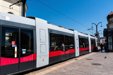 ORADEA, ROMANIA - 30 Temmuz 2021: Tramvay istasyona vardı, toplu taşıma.