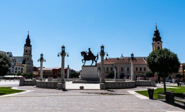 ORADEA, ROMANIA - 30 Temmuz 2021: 1. Ferdinand heykeli ve Ay Kilisesi ile Birlik Meydanı.