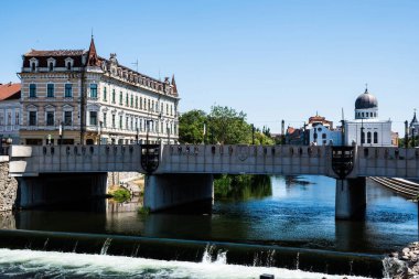 ORADEA, ROMANIA - 30 Temmuz 2021: St. Ladislaus Köprüsü, Levay Sarayı ve arka planda Sion Neolog Sinagogu.