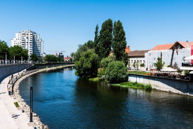 ORADEA, ROMANIA - 30 Temmuz 2021: Cris Nehri ile Görüntüle (Crisul Repede). 