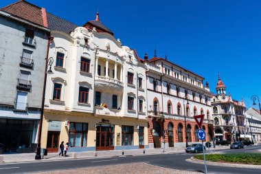 ORADEA, ROMANIA - 30 Temmuz 2021: BRD - Ferdinand Meydanı 'ndaki Groupe Societe Generale Bankası.