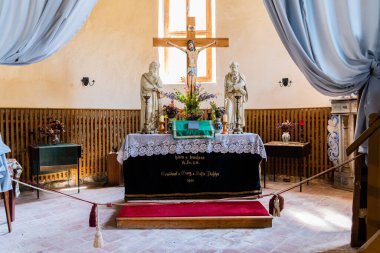 CALNIC, ROMANIA - 1 AĞUSTOS 2021: Calnic ortaçağ kalesinden kilise içi.