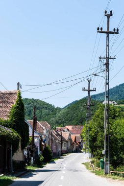 SIBIEL, ROMANIA - 01 AĞUSTOS 2021: Sakson Sibiel köyündeki tipik evler.