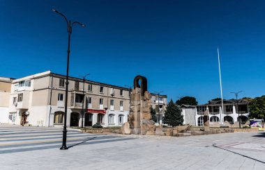 MANGALYA, ROMANIA - 31 Ağustos 2021: Cumhuriyet Meydanı 'ndan Ulusun Kahramanları Anıtı.