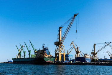 MANGALYA, ROMANIA - 31 Ağustos 2021: Mangalia tersanesi. Mangalia 'nın tersanesinde sanayi turnaları