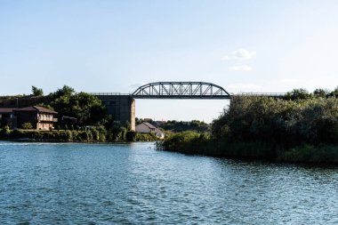 Limanu Gölü 'nün girişindeki köprünün manzarası, limana yakın. Köstence, Romanya.