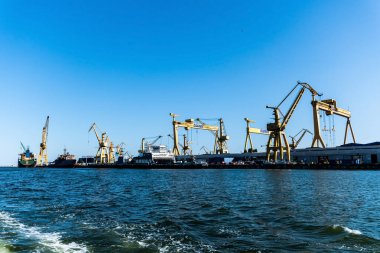 MANGALYA, ROMANIA - 31 Ağustos 2021: Mangalia tersanesi. Mangalia 'nın tersanesinde sanayi turnaları