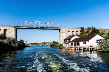 Limanu Gölü 'nün girişindeki köprünün manzarası, limana yakın. Köstence, Romanya.