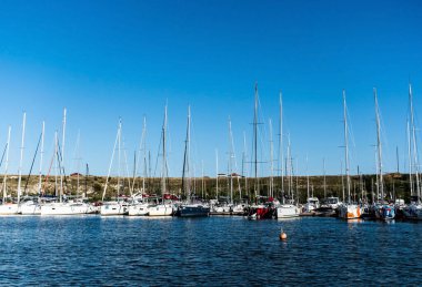 LIMANU, ROMANIA - 31 AĞUSTOS 2021 Limanu limanına demir atmış yatlar.