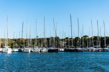 LIMANU, ROMANIA - 31 AĞUSTOS 2021 Limanu limanına demir atmış yatlar.