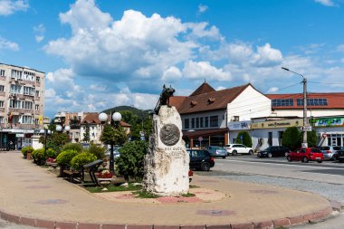 BRAD, HUNEDOARA, ROMANIA - Eylül 05, 2021: Altın Müzesi yakınlarındaki Noi Dacii Anıtı.