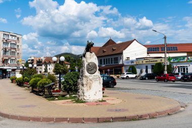 BRAD, HUNEDOARA, ROMANIA - Eylül 05, 2021: Altın Müzesi yakınlarındaki Noi Dacii Anıtı.