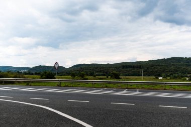 Yağmurlu bir günde DN 76 ulusal karayolu. Tebea Köyü, Hunedoara, Romanya.